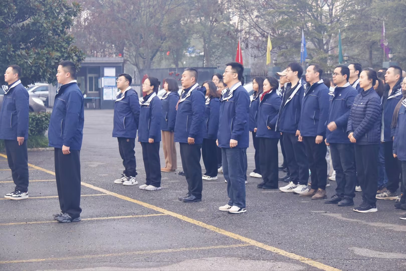 晨光映旗起新篇，凝新奮進(jìn)新征程